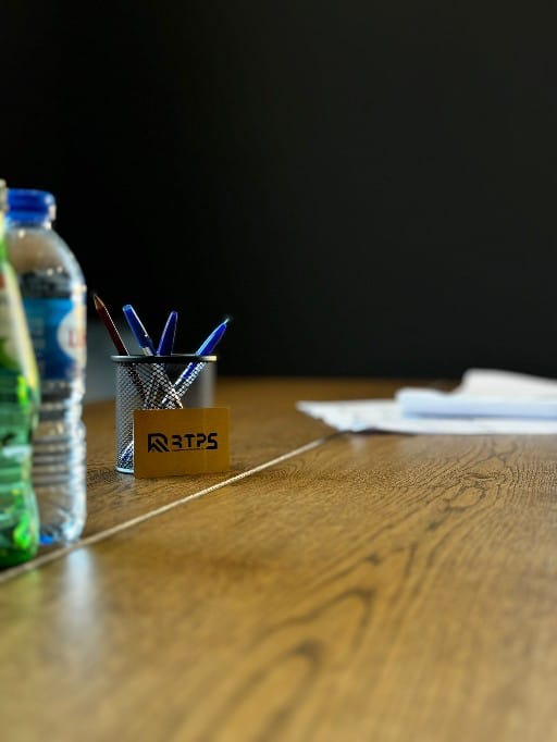 Detalhe do escritório RTPS com identidade da marca